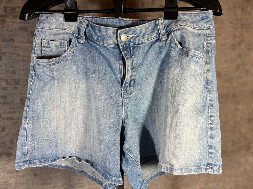 Lane Bryant Women's Light Wash Denim Jean Shorts Size 16